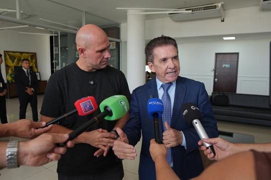 Sérgio Ricardo anuncia fiscalização sobre compra de livros nas redes municipal e estad.jpg