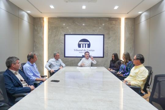 Presidende to TCE-MT se reuniu com representantes das empresas responsáveis pelas obras em busca de soluções. Clique aqui para ampliar.