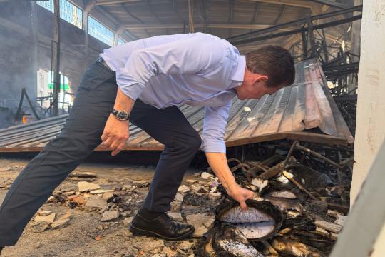 Sérgio Ricardo visita depósito da Educação em Várzea Grande após incêndio